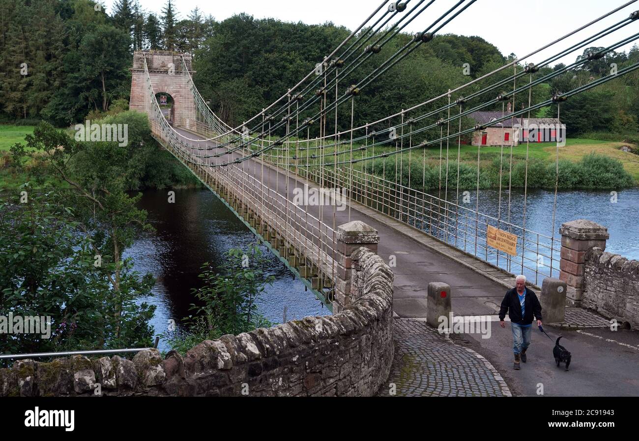 Die 200 Jahre alte Union Chain Hängebrücke, die den River Tweed überquert, von Horncliffe in Northumberland bis Fishwick in Berwickshire, bevor die Renovierungsarbeiten im nächsten Monat beginnen. Stockfoto