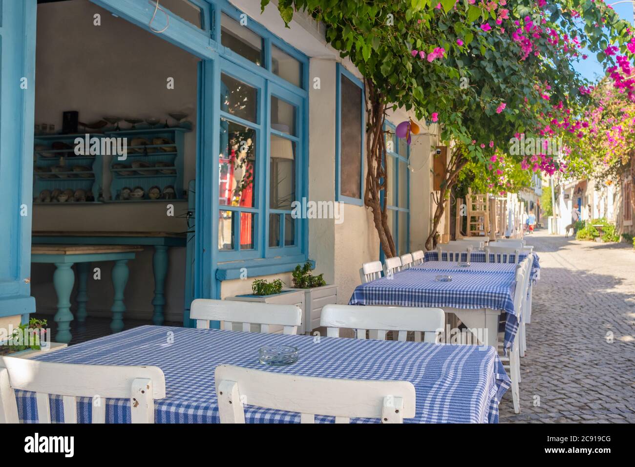 Malerische Straße in der mediterranen Alacati Stadt in der Türkei. Stockfoto