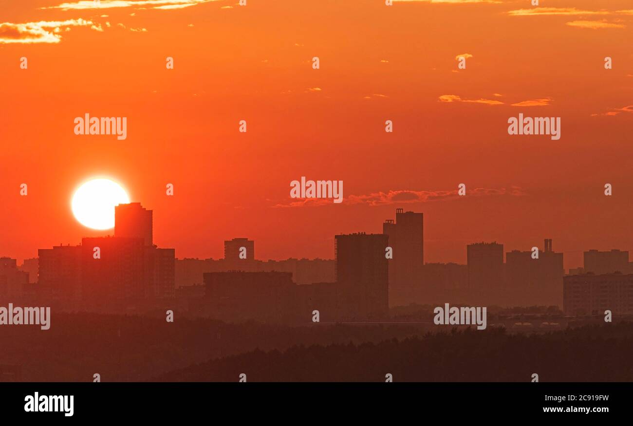 Sonnenuntergang über der Stadt, Stadtbild Stockfoto