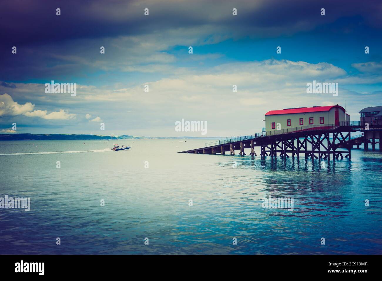 Die alte Rettungsbootstation bei Flut Tenby Pembrokeshire Wales Stockfoto