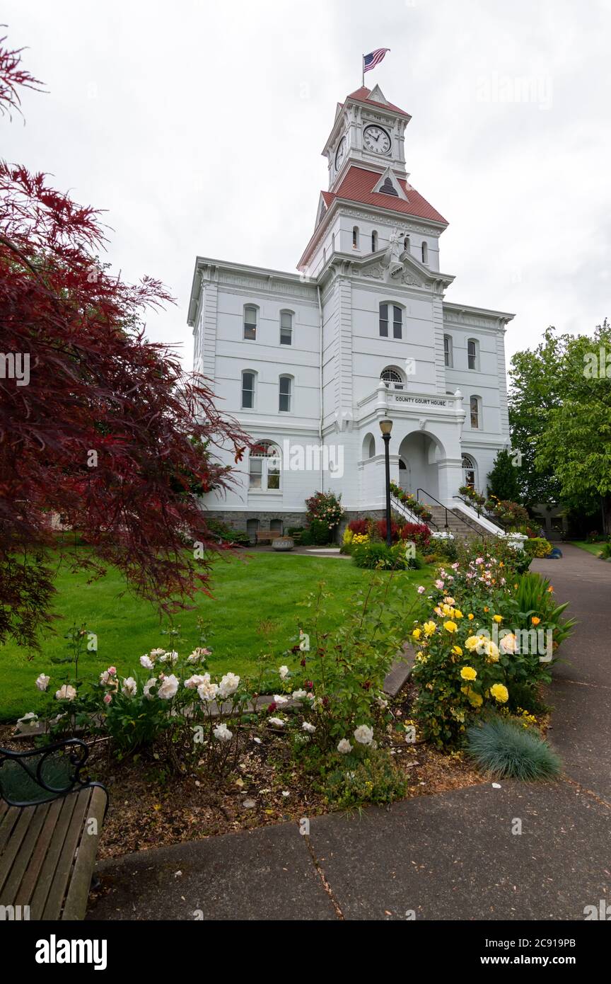 Corvallis, Oregon, USA - 11. Mai 2015: Ein mit Blumen gesäumter Bürgersteig führt zum Eingang des Benton County Courthouse Stockfoto