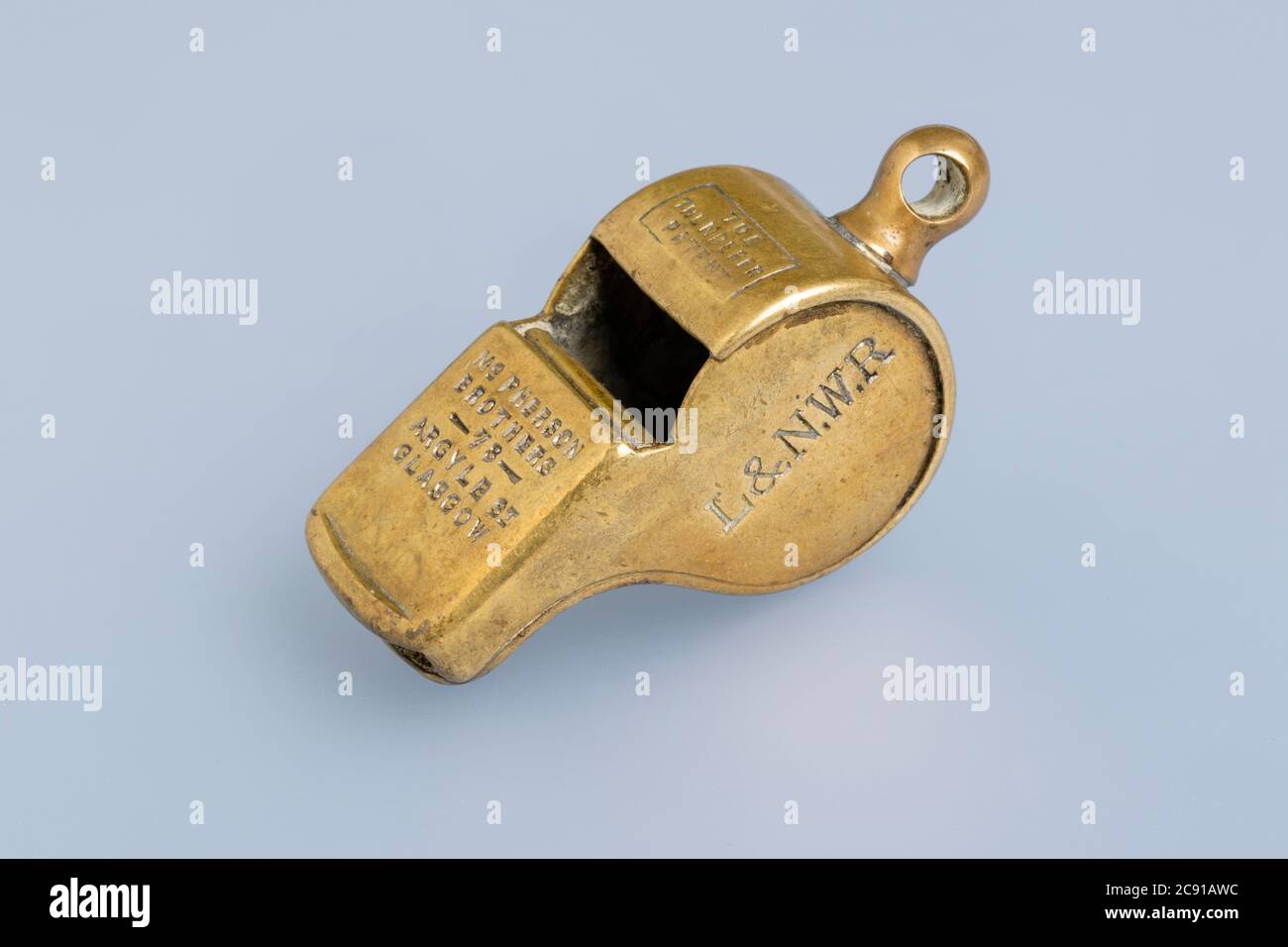 L&NWR Eisenbahnpfeife, hergestellt von Hudsons und vermarktet von McPherson Brothers, 78 Argyle Street, Glasgow. PW (Permanent Way) 1900 - 1922. W033 Stockfoto