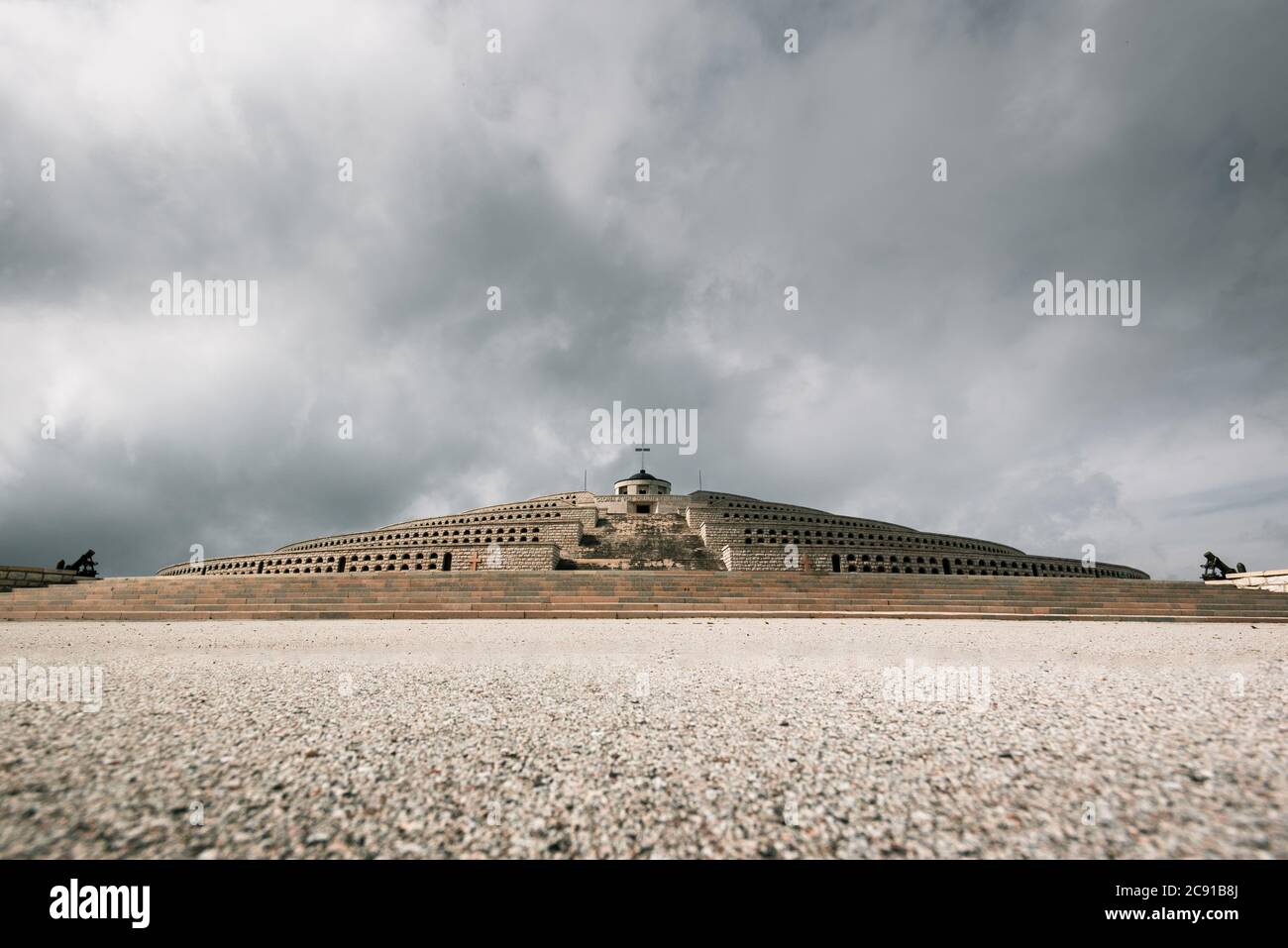 Cima Mrappa monumet ohne Menschen und stürmischen Himmel Stockfoto