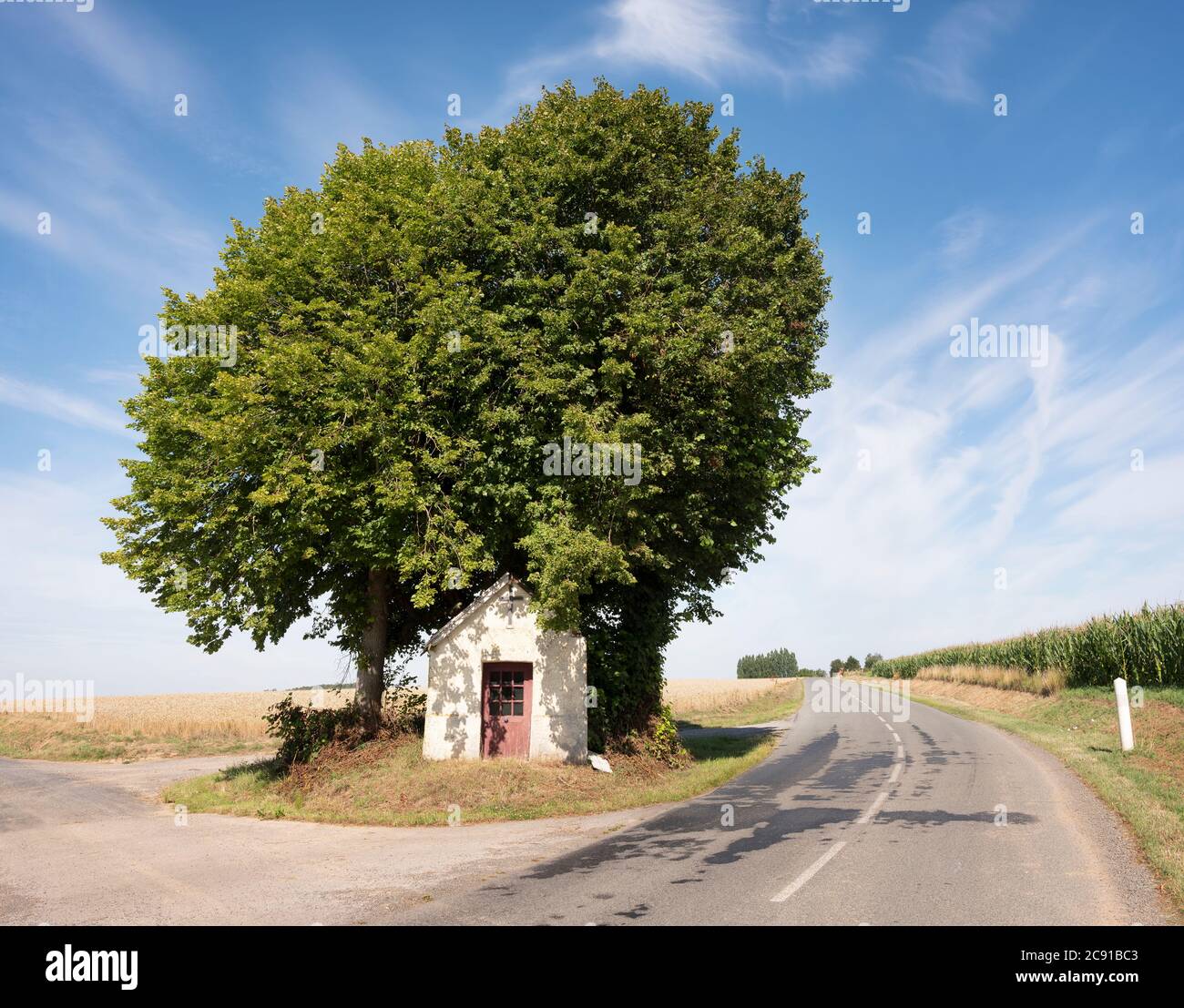 Kleine Kapelle am Straßenrand in nordfrankreich Stockfoto