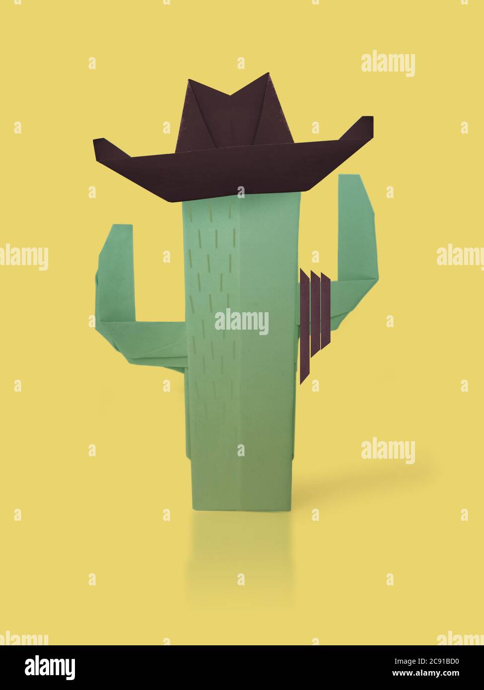 Ein Kaktus Kawboy Western in einem braunen Hut und Lasso auf gelb Stockfoto