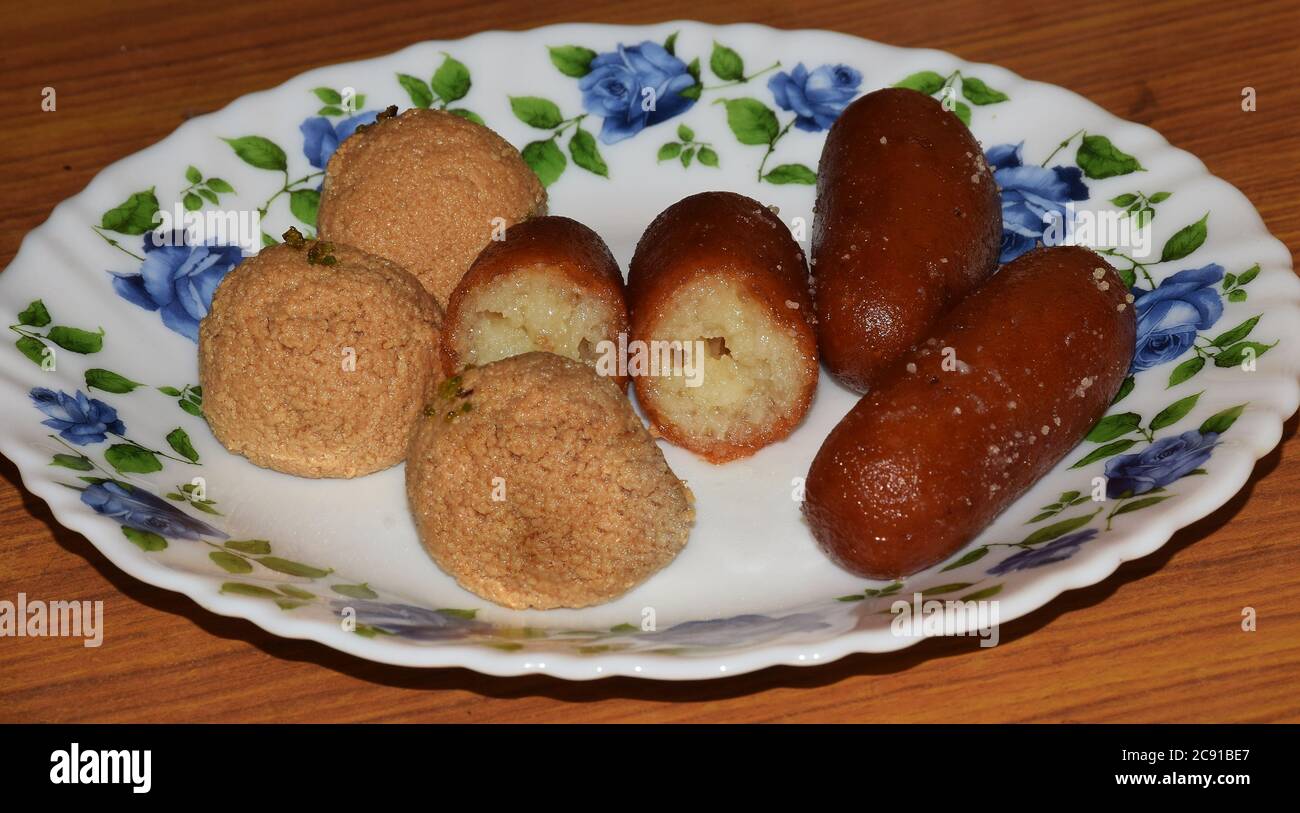 Seitenwinkel Schuss von indischen Bengali Süßigkeiten oder Desserts als Lengcha und Kacha Golla genannt Stockfoto