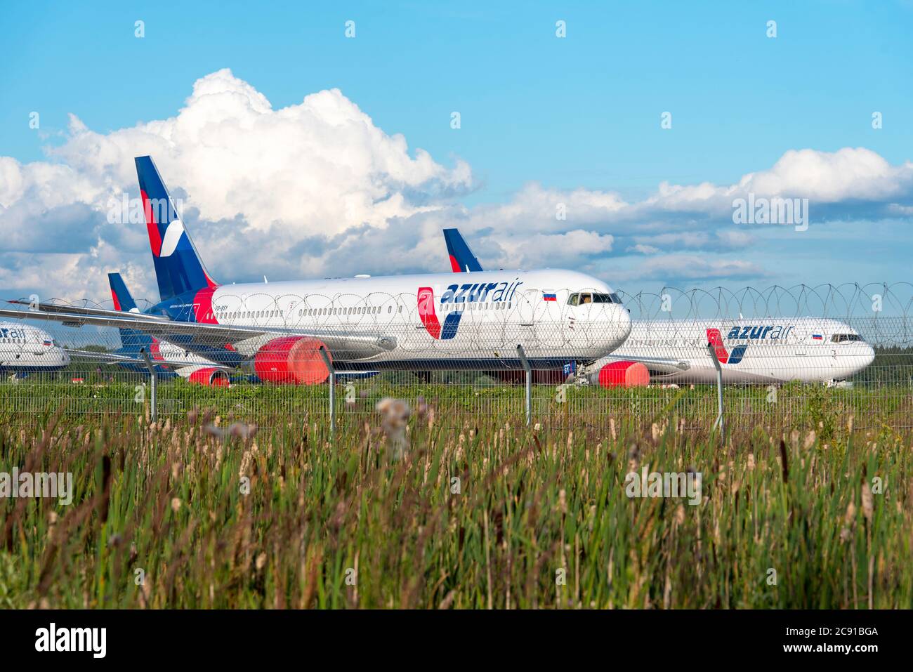 MOSKAU - JUL 24: Flugzeuge der AzurAir Airline am Flughafen Vnukovo in Moskau am 24. Juli. 2020 in Russland Stockfoto