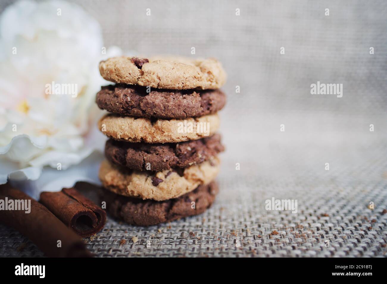 Hausgemachte Haferflocken Cookies mit Zimt Nahaufnahme. Gesunde Ernährung Snack. Stockfoto