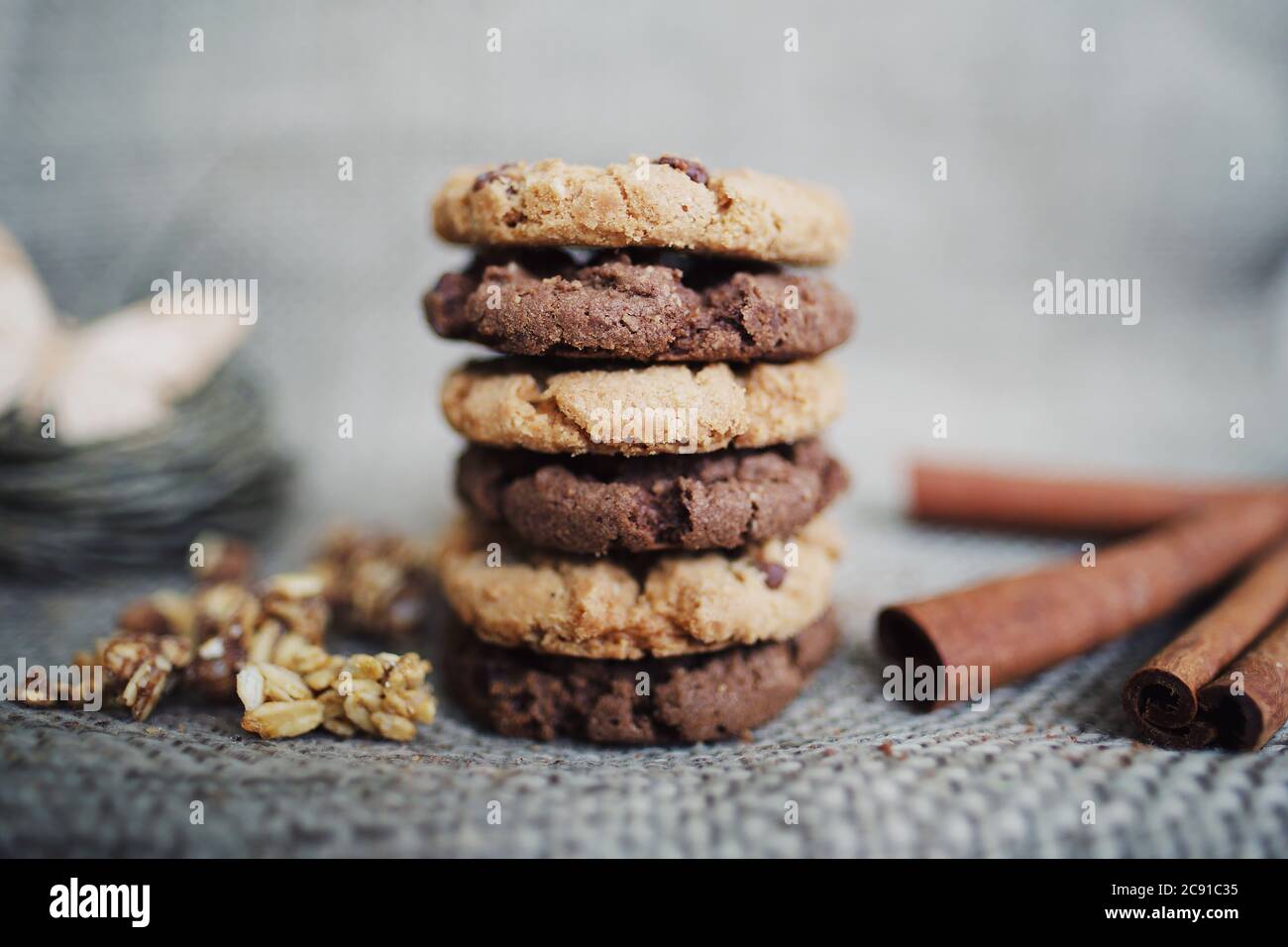 Hausgemachte Haferflocken Cookies mit Zimt Nahaufnahme. Gesunde Ernährung Snack. Stockfoto