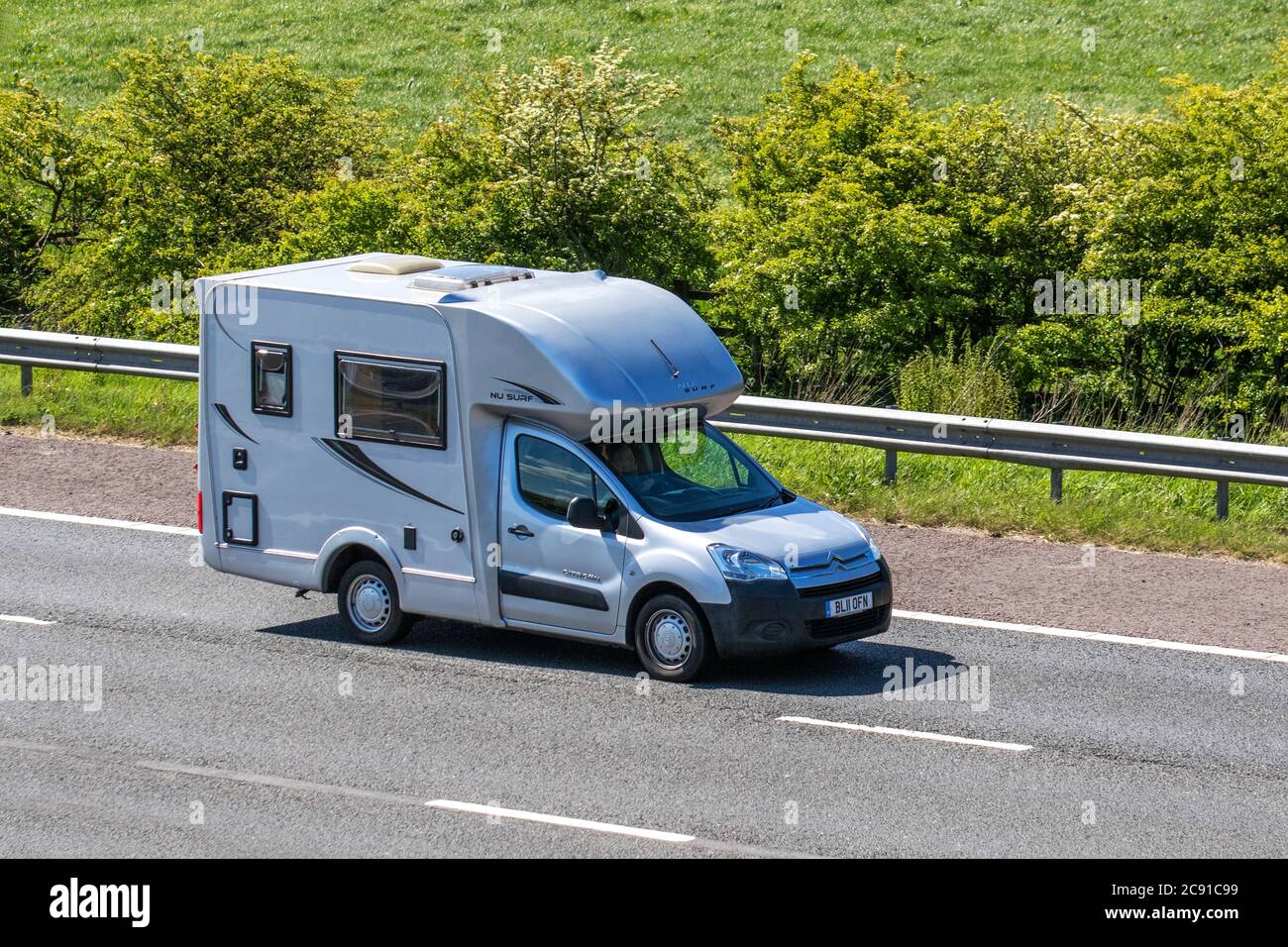 2011 weiß Citroën Berlingo 1000 X HDI; Wohnwagen und Reisemobile, Wohnmobil auf britischen Straßen, Wohnmobil-Freizeitfahrzeug, Familienurlaub, Caravanettenurlaub, französischer Caravanurlaub, Van-Umbauten, autohome, Leben auf der Straße, Stockfoto