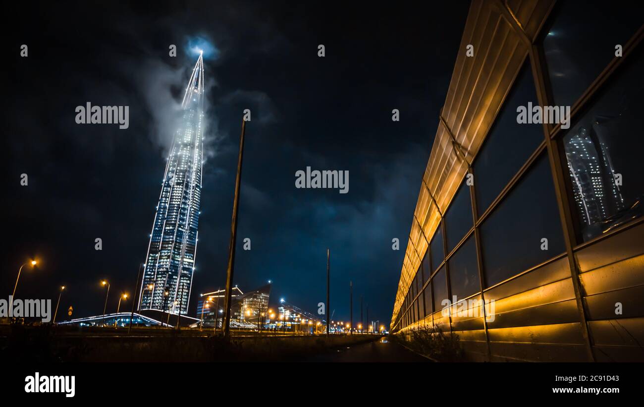 Russland, St. Petersburg, Juli - 2020: Nacht Blick auf die Stadt St. Petersburg, Blick auf den Wolkenkratzer Business-Center von Gazprom, Lakhta Zentrum. Die t Stockfoto