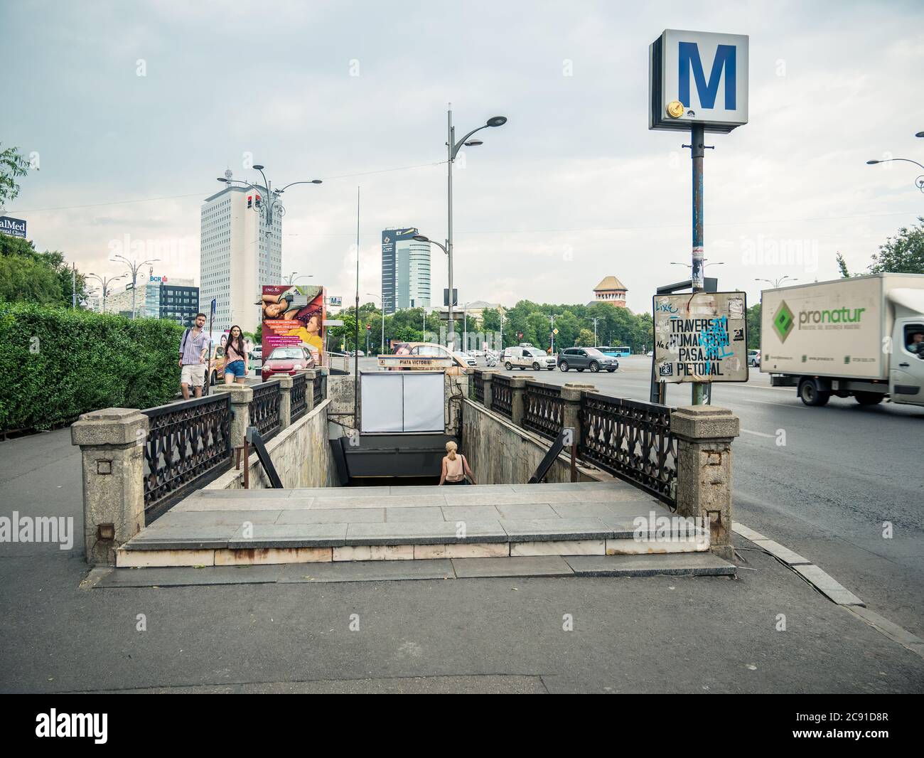 Bukarest/Rumänien - 07.18.2020: Eingang zur U-Bahnstation Piata Victoriei in Bukarest, Rumänien. Stockfoto