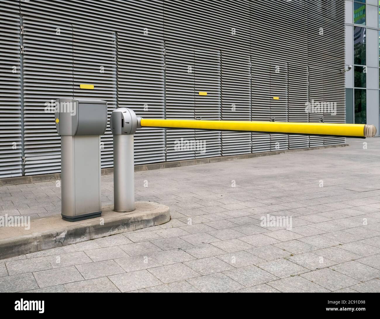 Automatische gelbe Barriere am Eingang eines Gewerbeparks in Bukarest Stockfoto