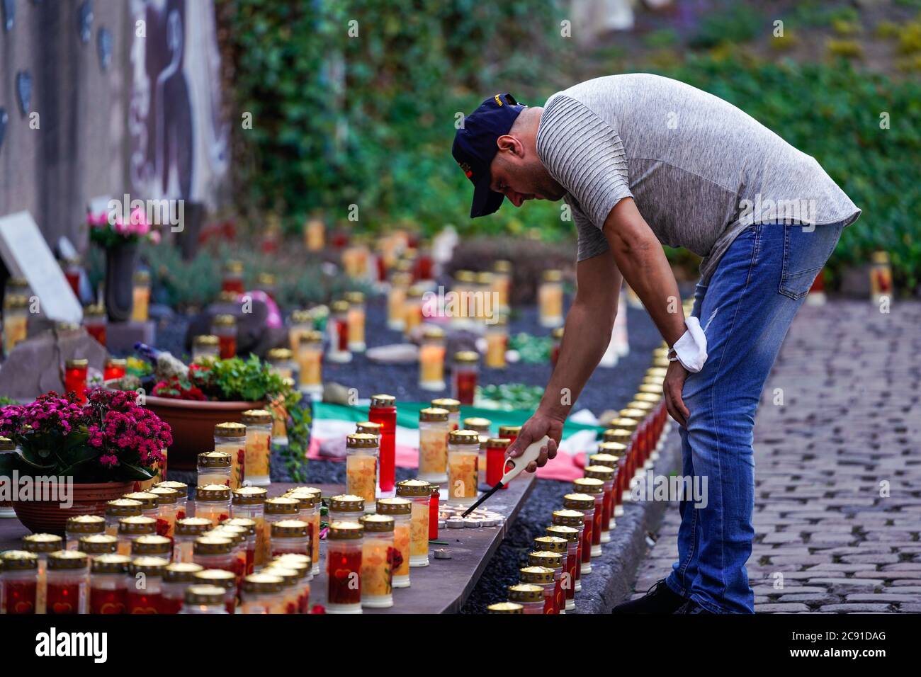 Duisburg, 23. Juli 2020: Gedenkfeier "Nacht der tausend Lichter" am Abend vor dem 10. Jahrestag der Loveparade-Katastrophe am 24. Juli 2010, bei der 21 Jugendliche ihr Leben verloren --- Duisburg, 23.07.2020: "Nacht der tausend Lichter" Gedenkfeier am Abend vor dem zum 10. Jahrestag der Loveparade-Katastrophe am 24.07.2010, bei der 21 jungen Menschen starten. Stockfoto