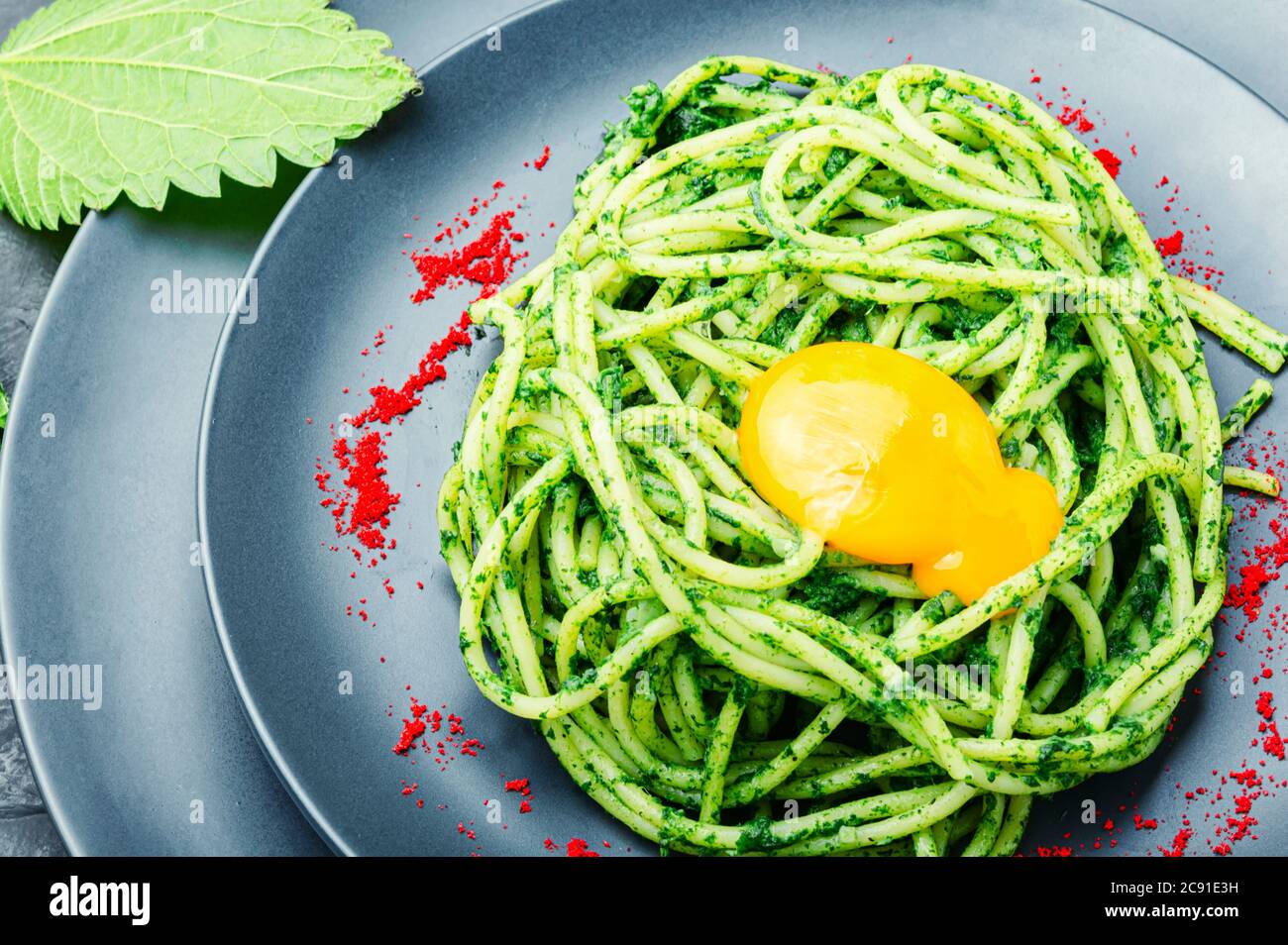 Italienische traditionelle Pasta mit grüner Brennnesselsauce. Stockfoto