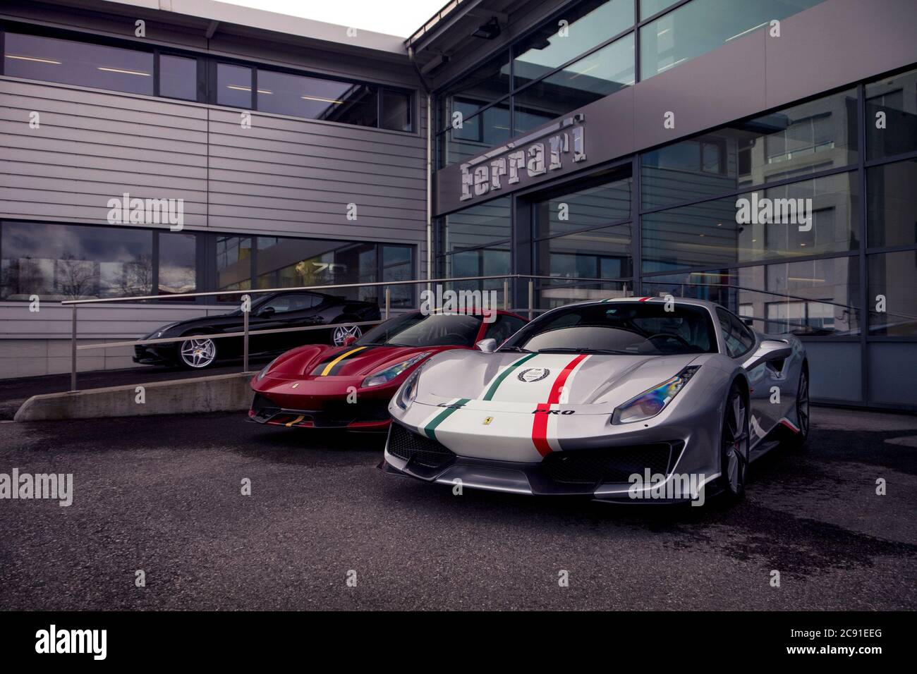 Zwei Ferrari 488, rote Pista und silberne Pista Piloti exklusive moderne Supersportwagen, geparkt in einem Ferrari-Händler in einem Vorort von Genf, Schweiz. Stockfoto