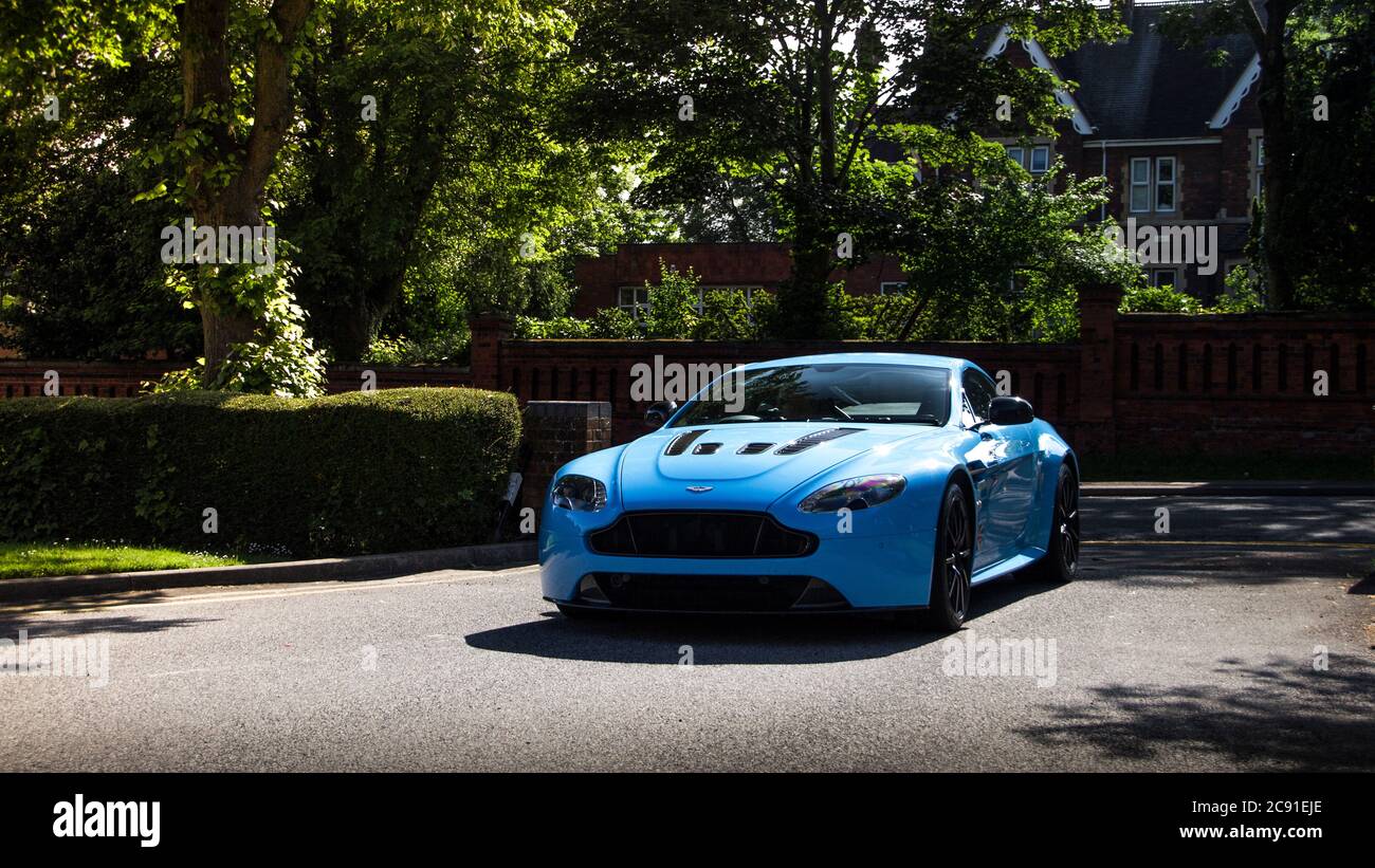 Blue Aston Martin V12 Vantage S moderner Supersportwagen, der an der jährlichen Automobilveranstaltung in Coventry, Großbritannien, teilnimmt. Stockfoto