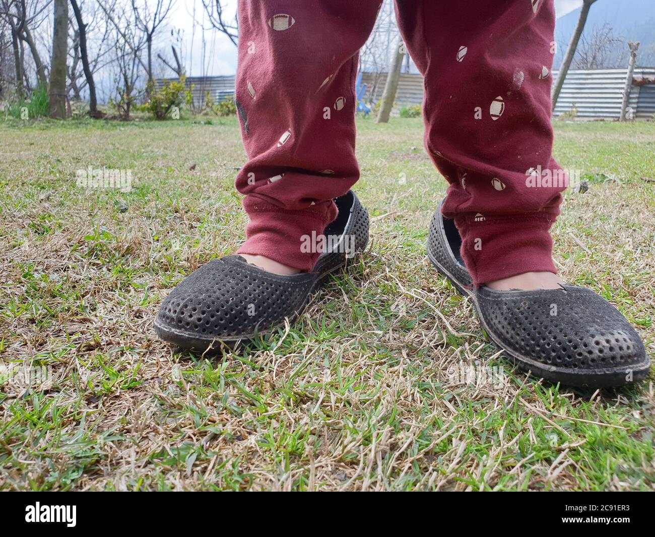 Kinder spielen mit Teddybär in einem Park. Körperteile von Kids scheint mit Spielzeug zu spielen. Kinder drücken oft Emotionen und Gedanken aus, während sie mit Witz spielen Stockfoto