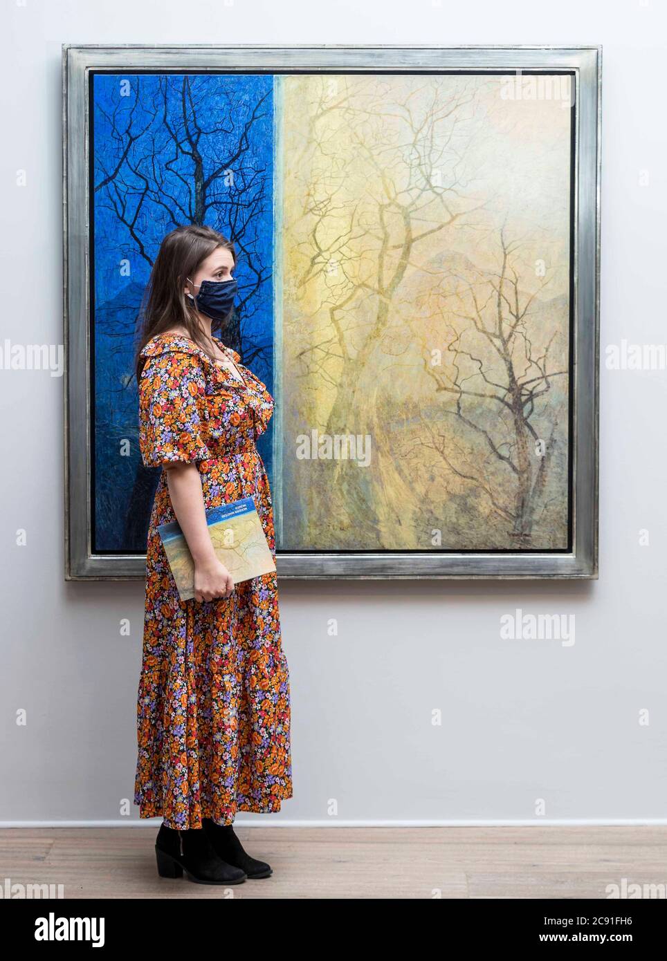 Edinburgh, Großbritannien. 28. Juli 2020 Foto: L bis R Victoria Crowe’s Landscape, Mirror Reflection, 2019. Modern Masters Women in Edinburgh The Scottish Gallery versucht, sowohl zurück als auch nach vorne zu blicken und bedeutende Künstlerinnen in ihrer Geschichte zu feiern. Die Ausstellung zeigt einige der großen Namen der Vergangenheit und andere weniger bekannte heute und lädt vor allem viele führende Maler der Gegenwart zur Teilnahme ein. Die Ausstellung findet vom 30. Juli bis 29. August in der Scottish Gallery in Edinburgh statt. Kredit: Rich Dyson/Alamy Live Nachrichten Stockfoto