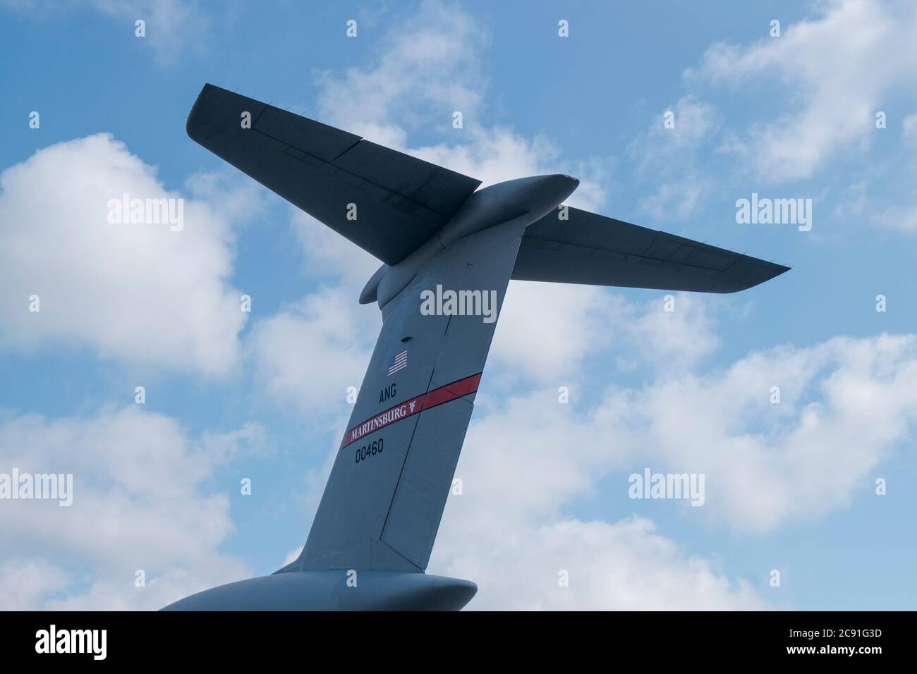Der Schwanz eines Jumbo C-5-Luftwaffenflugzeugs, das von der Air National Guard aus Martinsburg, West Virginia, geflogen wurde. Auf dem Tarmac auf dem Vilnius International Ai Stockfoto