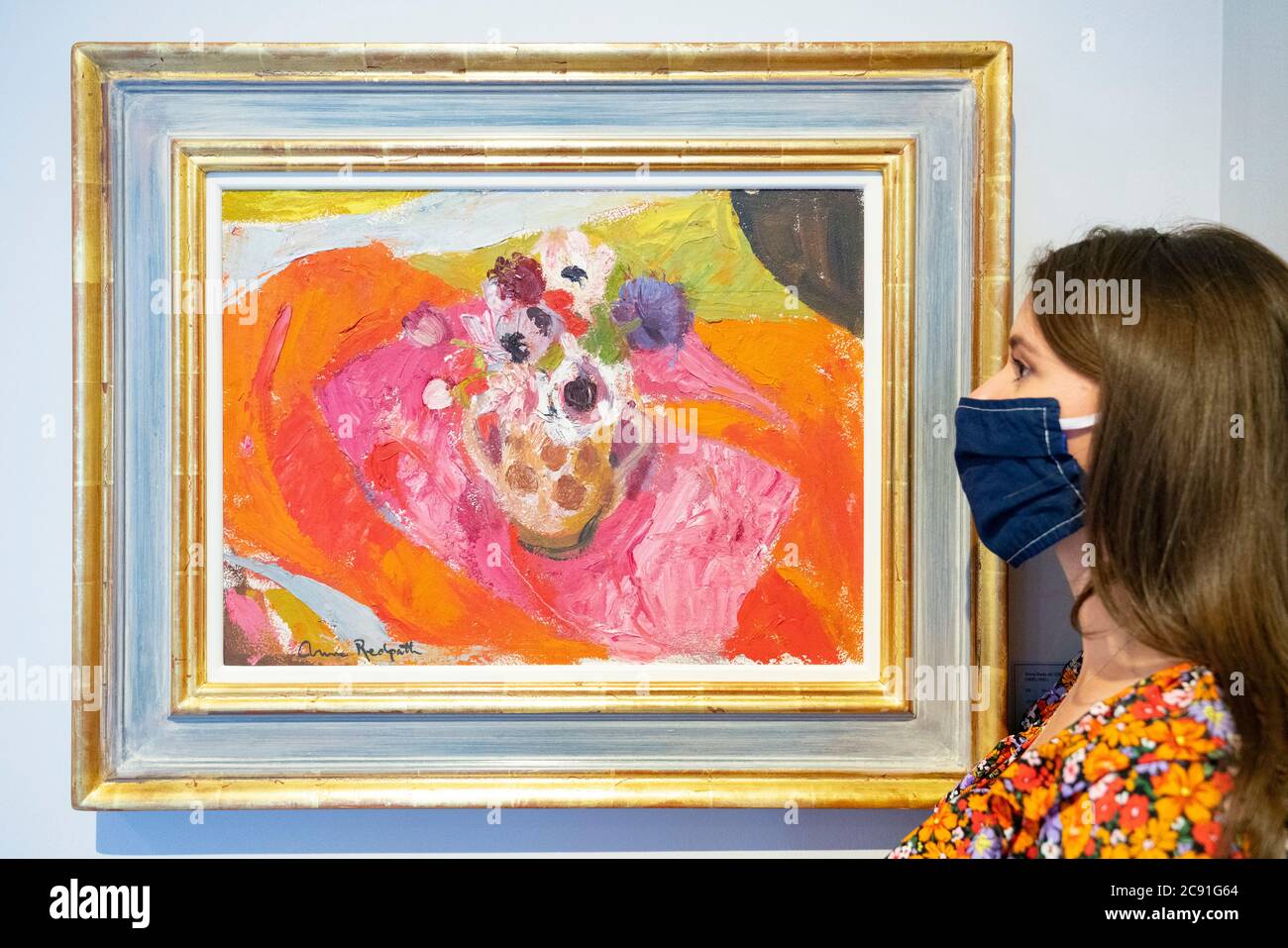 Edinburgh, Schottland, Großbritannien. 28. Juli 2020. Fotoanruf in der Scottish Gallery for Modern Masters Women, die das Werk der ScotlandÕs großen Künstlerinnen der letzten 125 Jahre feiert. Die Ausstellung ist sowohl auf den Blick als auch auf die Zukunft gerichtet, feiert bedeutende Künstlerinnen in ihrer Geschichte und zeigt einige der großen Namen der Vergangenheit und andere weniger bekannte heute. Die Ausstellung dauert vom 30. Juli bis 29. August. Abgebildet; Gemälde Anemones von Anne Redpath. Iain Masterton/Alamy Live News Stockfoto