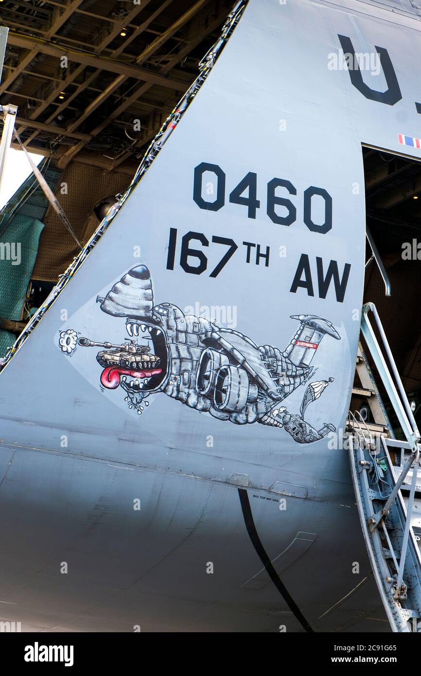 Das Zeichentricksymbol auf der Seite eines Jumbo-Flugzeugs der C-5-Luftwaffe, das von der Air National Guard aus West Virginia geflogen wird. Auf dem Tarmac am Vilnius Interna Stockfoto