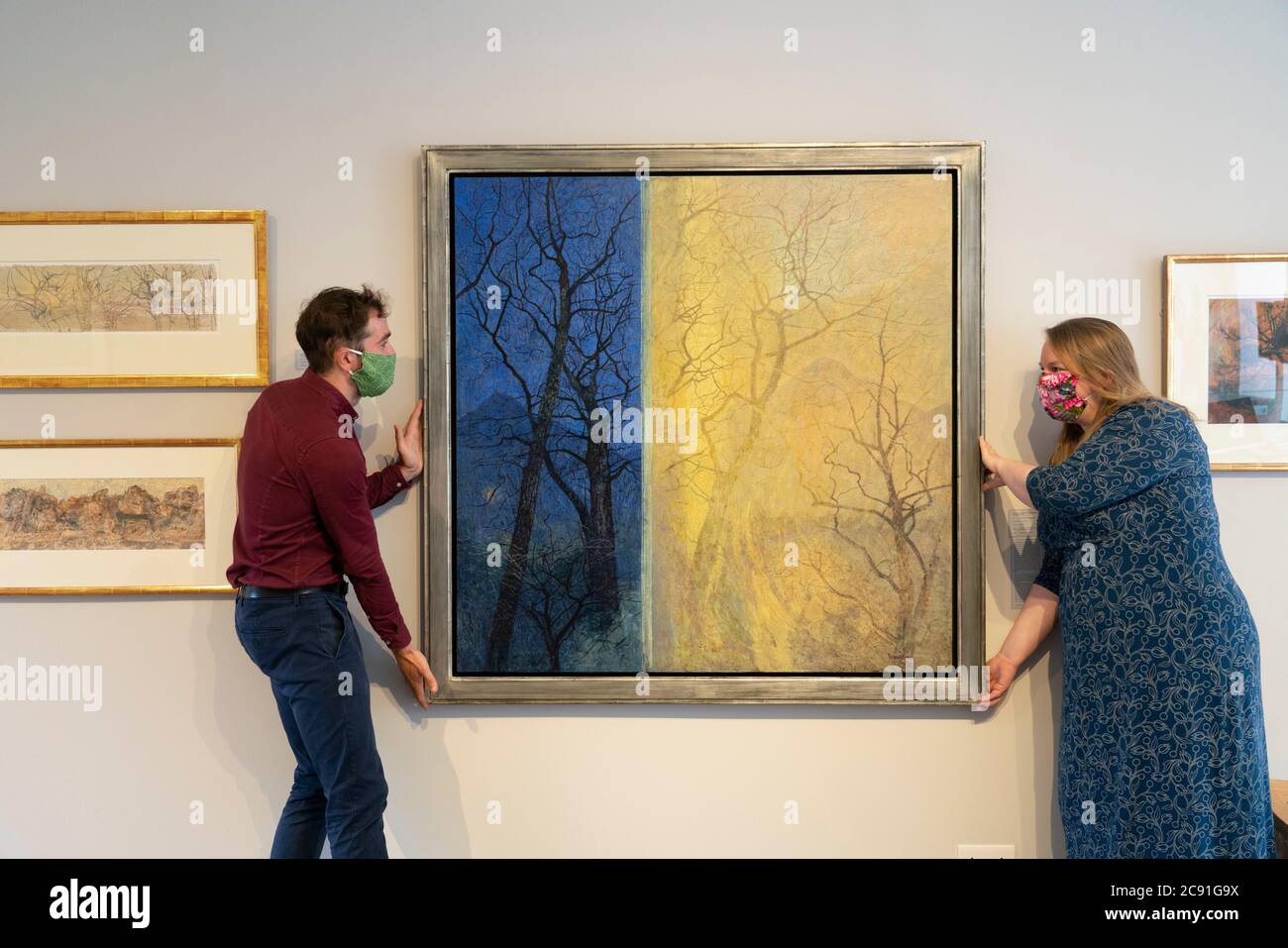 Edinburgh, Schottland, Großbritannien. 28. Juli 2020. Fotoanruf in der Scottish Gallery for Modern Masters Women, die das Werk der ScotlandÕs großen Künstlerinnen der letzten 125 Jahre feiert. Die Ausstellung ist sowohl auf den Blick als auch auf die Zukunft gerichtet, feiert bedeutende Künstlerinnen in ihrer Geschichte und zeigt einige der großen Namen der Vergangenheit und andere weniger bekannte heute. Die Ausstellung dauert vom 30. Juli bis 29. August. Im Bild: Die Malerin Victoria Crowe hat für ihre Arbeit eine Ansicht von Arthur's Seat ausgewählt, von der Dämmerung bis zum Aufwachen. Iain Masterton/Alamy Live News Stockfoto