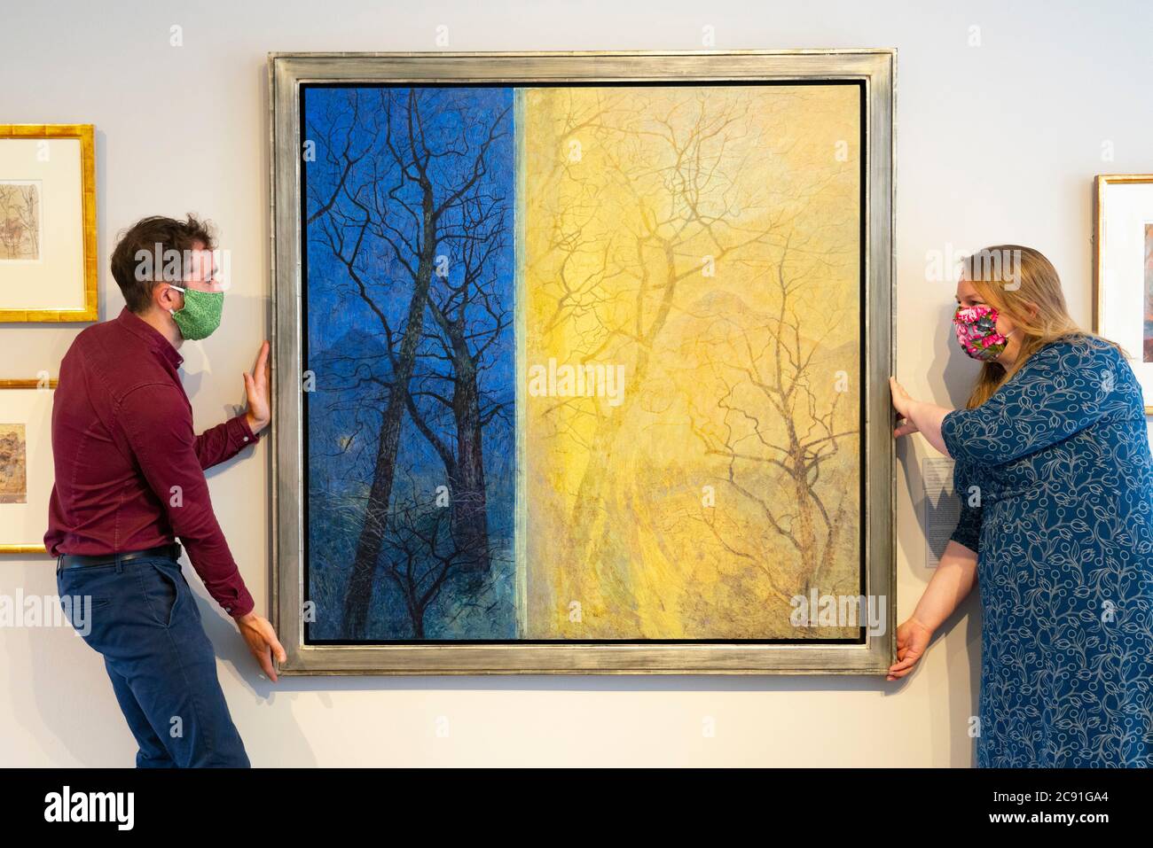 Edinburgh, Schottland, Großbritannien. 28. Juli 2020. Fotoanruf in der Scottish Gallery for Modern Masters Women, die das Werk der ScotlandÕs großen Künstlerinnen der letzten 125 Jahre feiert. Die Ausstellung ist sowohl auf den Blick als auch auf die Zukunft gerichtet, feiert bedeutende Künstlerinnen in ihrer Geschichte und zeigt einige der großen Namen der Vergangenheit und andere weniger bekannte heute. Die Ausstellung dauert vom 30. Juli bis 29. August. Im Bild; die Malerin Victoria Crowe hat für ihre Arbeit einen Blick auf ArthurÕs Seat gewählt, von der Dämmerung bis zum Aufwachen. Iain Masterton/Alamy Live News Stockfoto