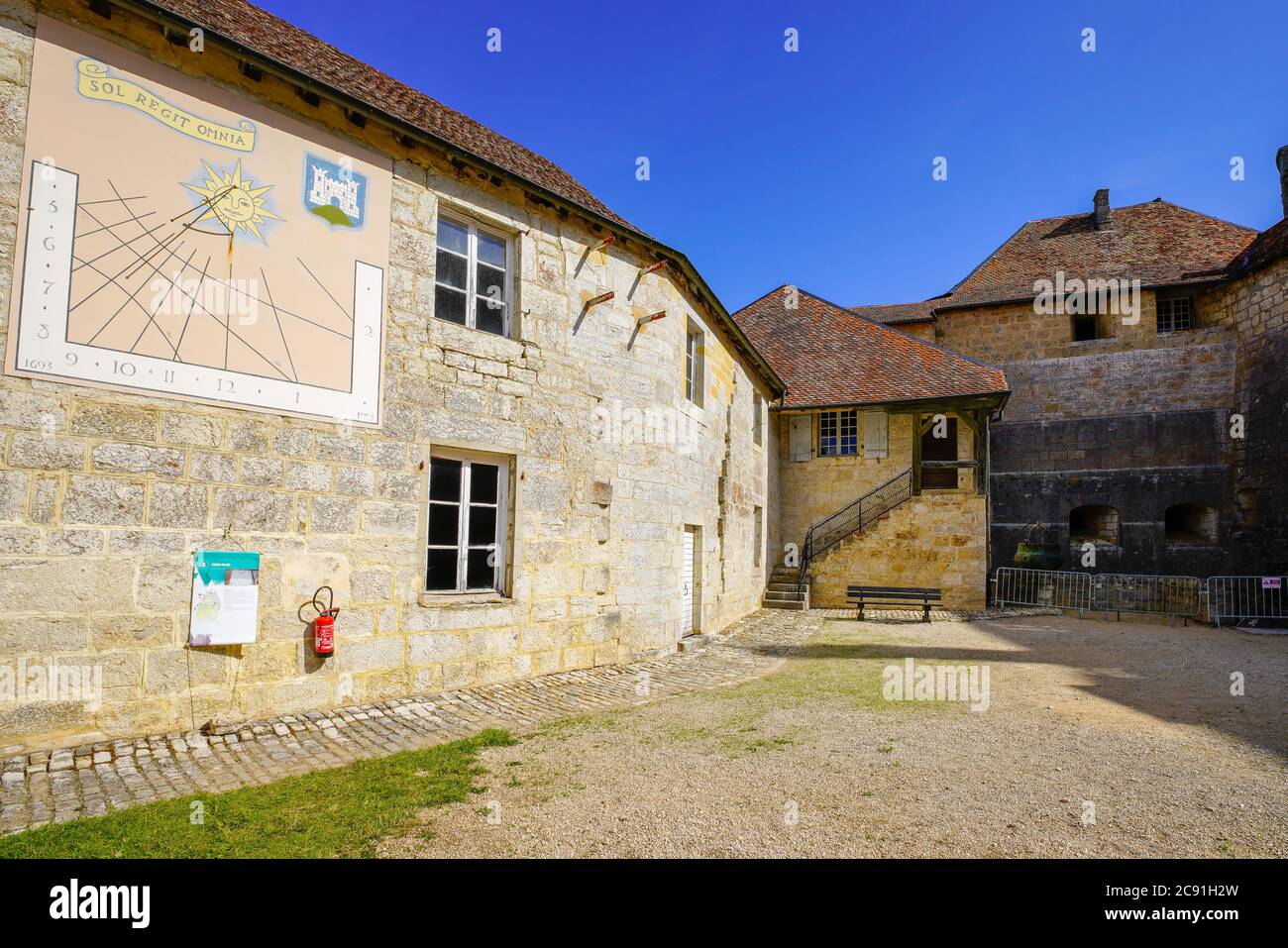 Blick auf die Gebäude des Chateau de Joux. Chateau de Joux liegt in der Region Franche-Comte in Frankreich. Das Schloss beherrscht den Pontarlier Pass Stockfoto