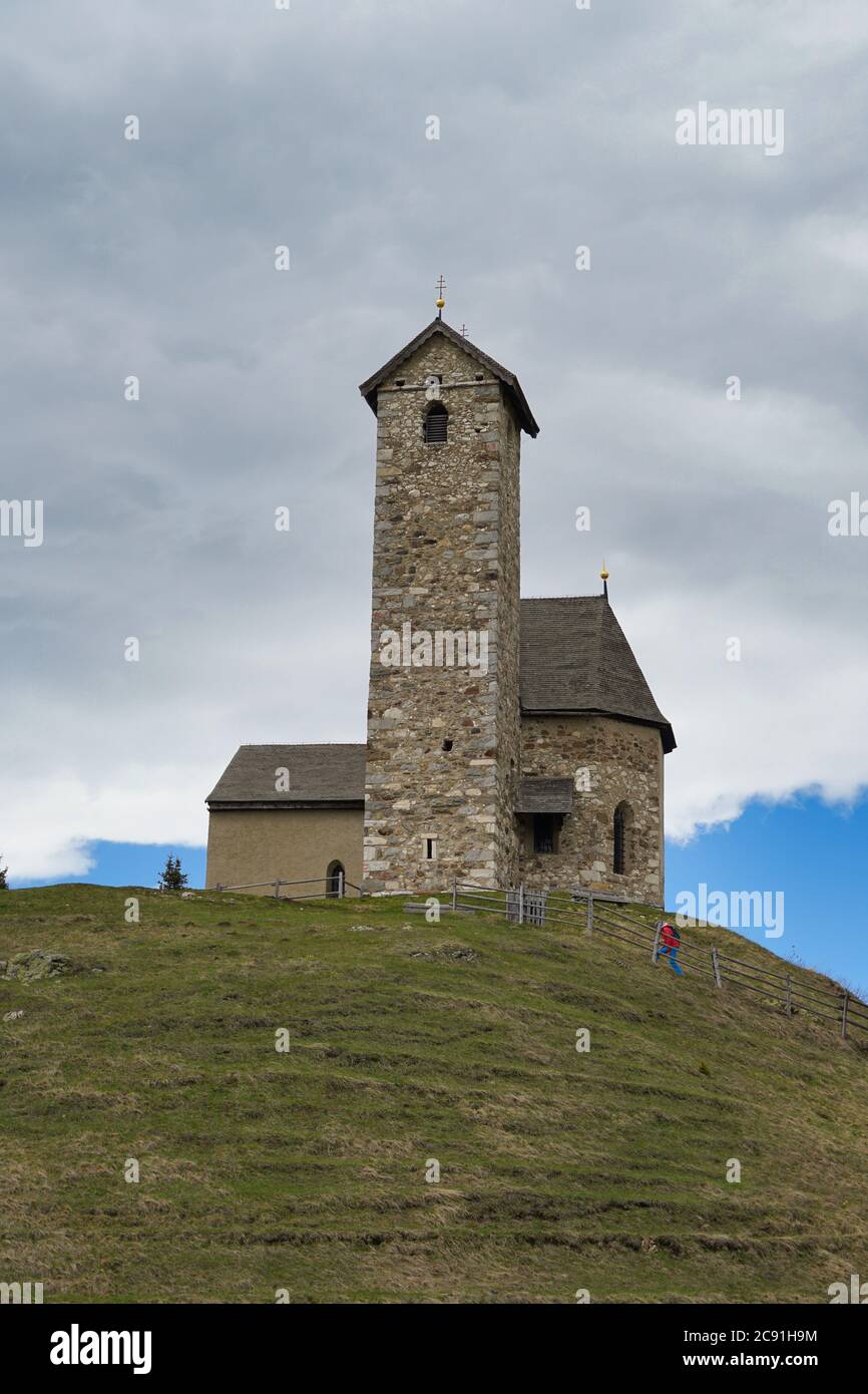 Kapelle in Südtirol auf einem Hügel Stockfoto