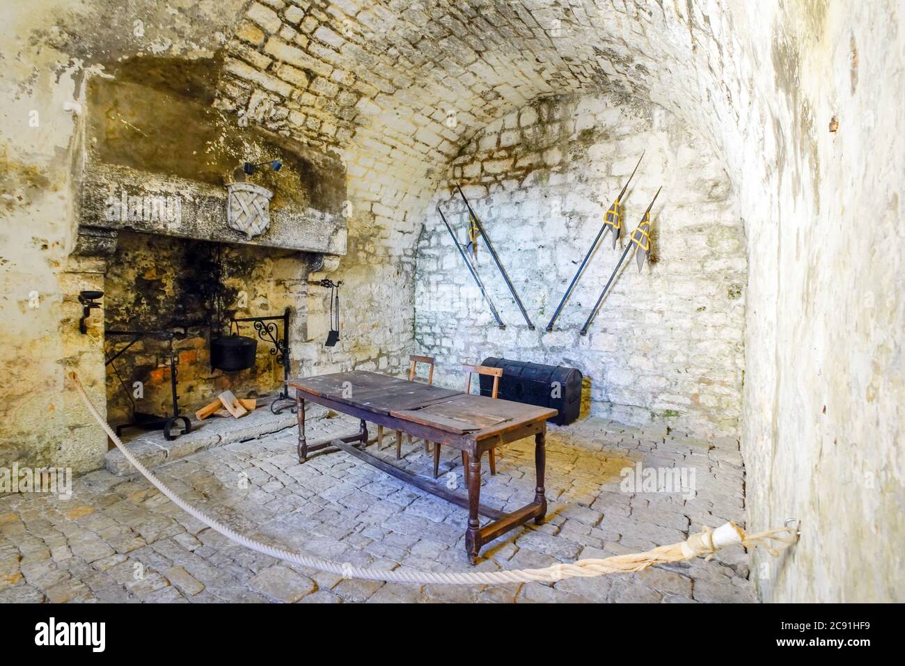 Im Chateau de Joux. Chateau de Joux liegt in der Region Franche-Comte in Frankreich. Das Schloss beherrscht die Pontarlier Pass Schleuse. Stockfoto