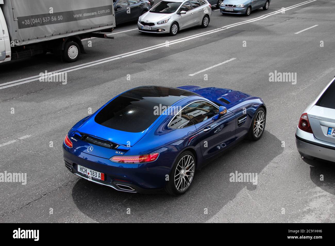 Blauer Mercedes-AMG GT S moderner Sportwagen auf einer Straße im Zentrum von Kiew, Ukraine. Stockfoto