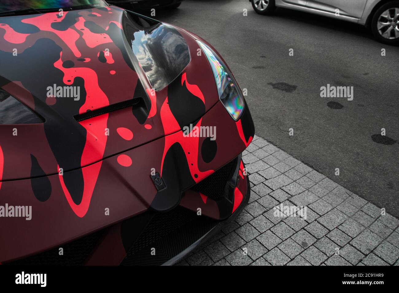 Einzigartig verpackt Ferrari F12 Mansory Stallone Moderne Supersportwagen in einem Luxushotel im Zentrum von Kiew, Ukraine geparkt. Stockfoto