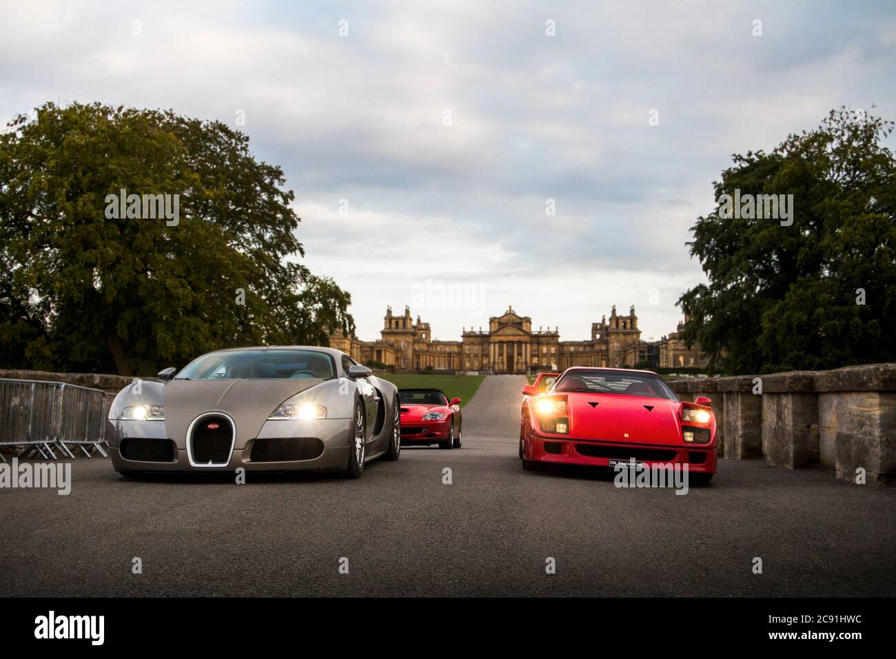 Beige Bugatti Veyron, rot Ferrari F40 und 550 Barchetta Supersportwagen bei einem Fotoshooting im Rahmen einer jährlichen Automobil-Veranstaltung im Blenheim Palace statt. Stockfoto