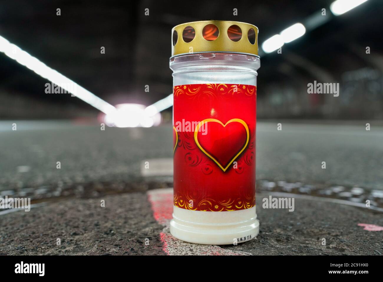 Duisburg, 23. Juli 2020: Gedenkfeier "Nacht der tausend Lichter" am Abend vor dem 10. Jahrestag der Loveparade-Katastrophe am 24. Juli 2010, bei der 21 Jugendliche ihr Leben verloren --- Duisburg, 23.07.2020: "Nacht der tausend Lichter" Gedenkfeier am Abend vor dem zum 10. Jahrestag der Loveparade-Katastrophe am 24.07.2010, bei der 21 jungen Menschen starten. Stockfoto