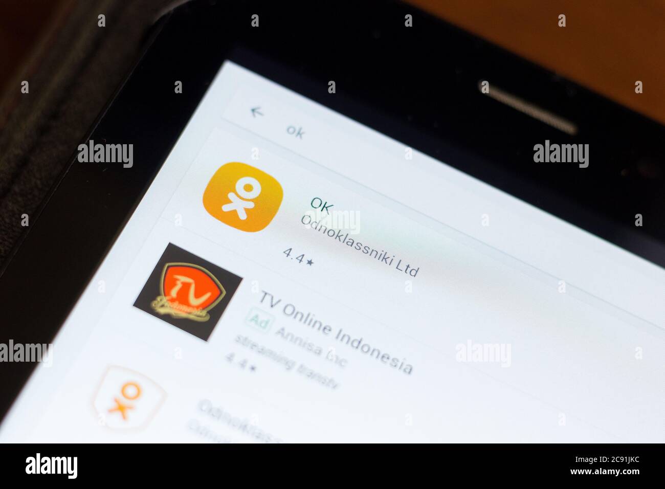 Rjasan, Russland - 24. Juni 2018: OK, Odnoklassniki Symbol auf der Liste der mobilen Apps Stockfoto