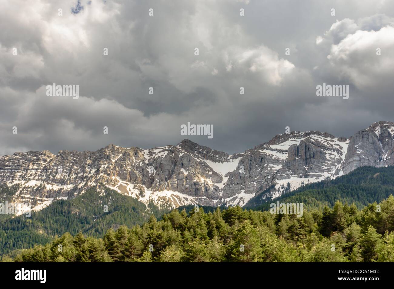 Weißer Schnee und Sturmwolken über den Bergen (Naturpark Cadi-Moixero, Katalonien, Spanien) Stockfoto