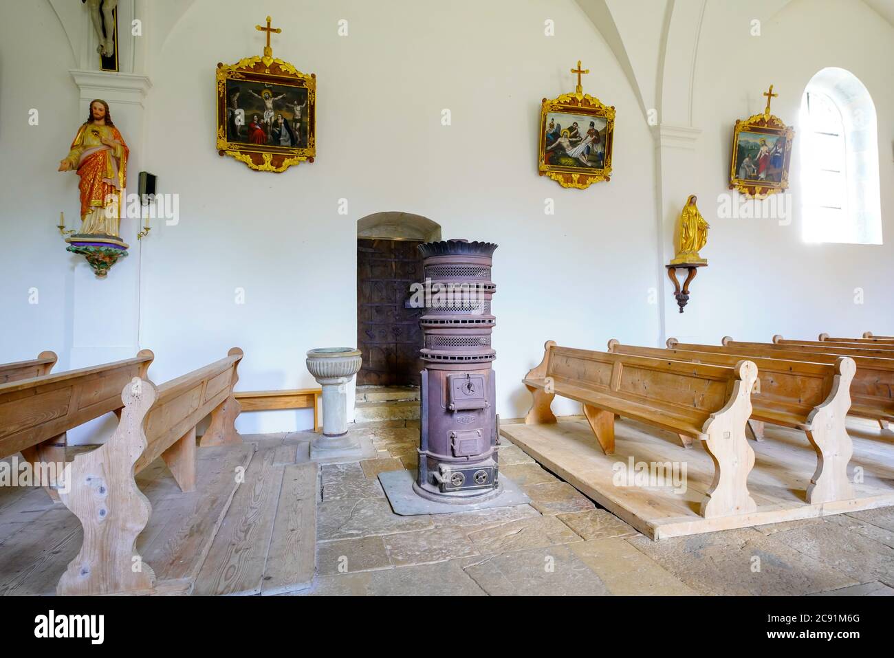 Eisenofen in der Leugney Kirche zum Aufheizen während der Messe, Commune de Bremondans, Bourgogne-Franche-Comté, Department Doubs. Frankreich. Stockfoto