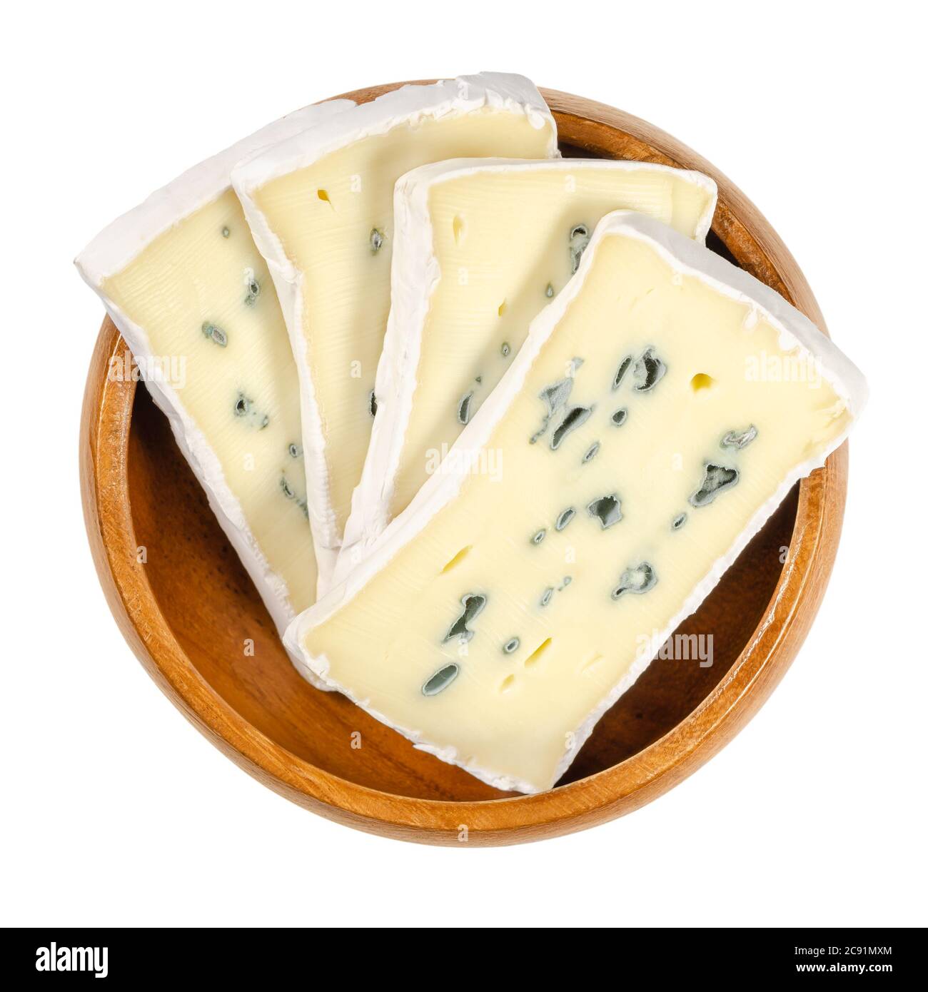 Scheiben Weichkäse mit weißem und blauem Schimmel in Holzschüssel. Cremiger Käse, Oberfläche mit weißem Pilz gereift und innen mit einem blauen. Stockfoto