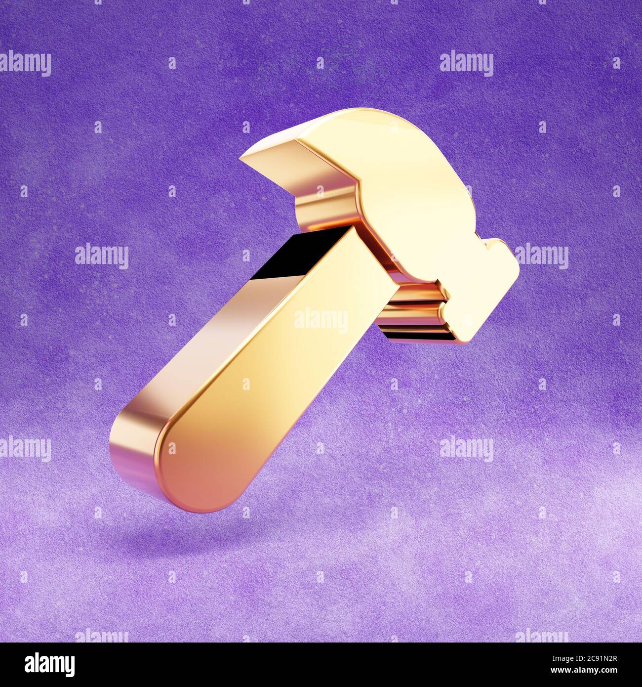 Hammersymbol. Gold glänzend Hammer Symbol isoliert auf violettem Samt Hintergrund. Modernes Icon für Website, Social Media, Präsentation, Design Template Element. 3D-Rendering. Stockfoto