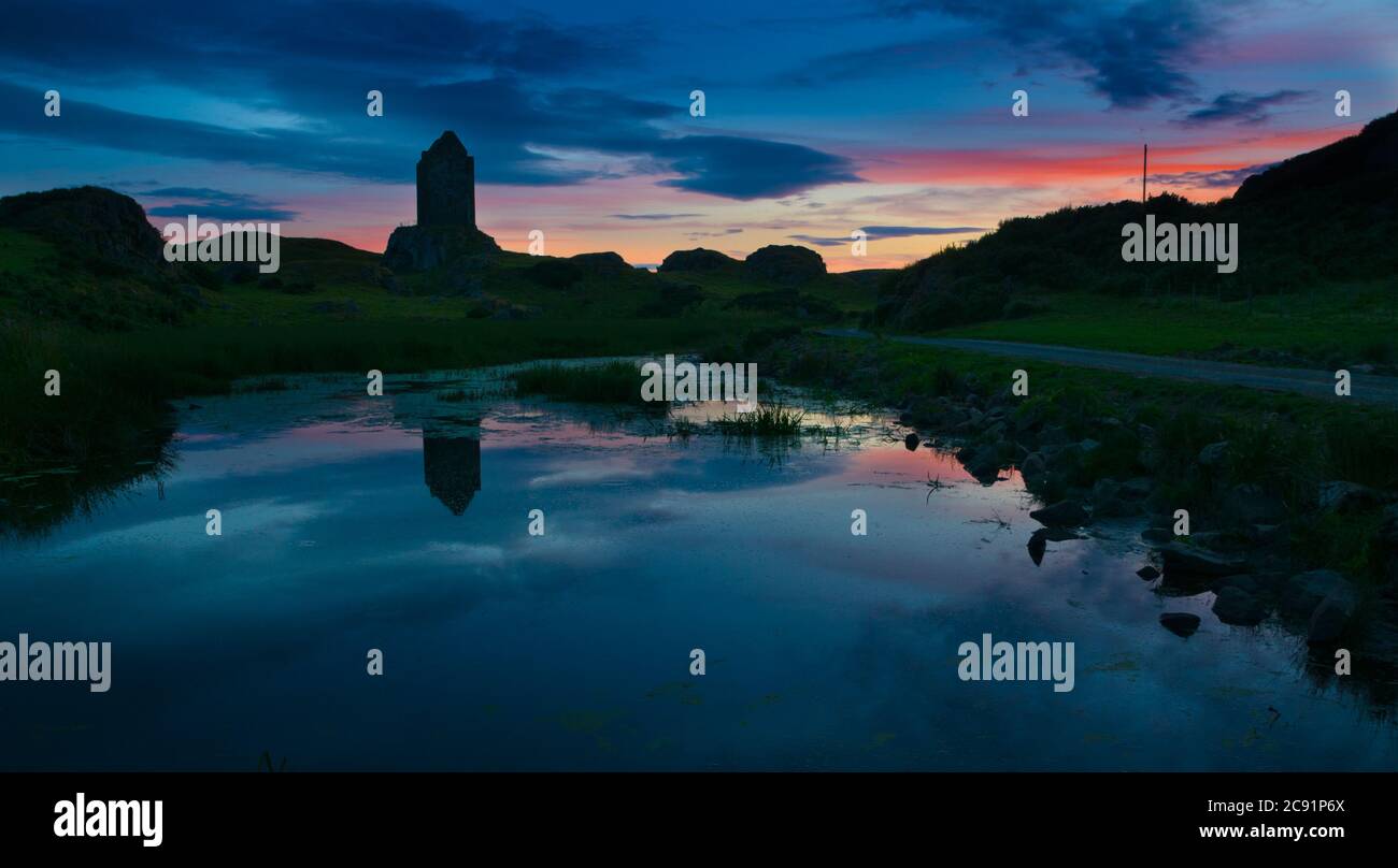 Smailholm Tower, etwa 8 km westlich von Kelso in den schottischen Grenzen. Seine dramatische Lage, mit eindrucksvollen Ansichten der Grenzgebiete. Stockfoto