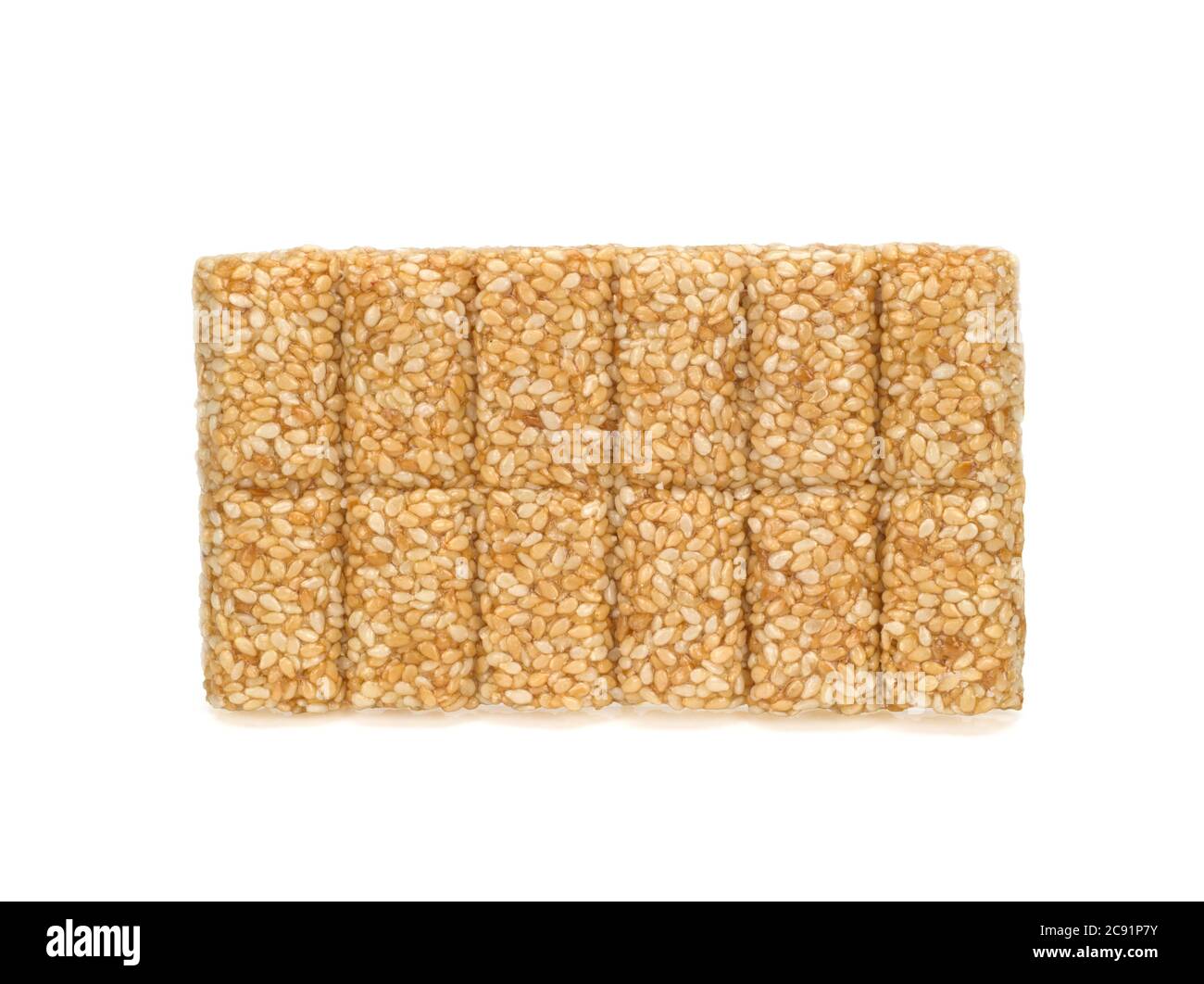 Gepresster süßer Sesam auf weißem Hintergrund. Sesam Kozinaki Stockfoto