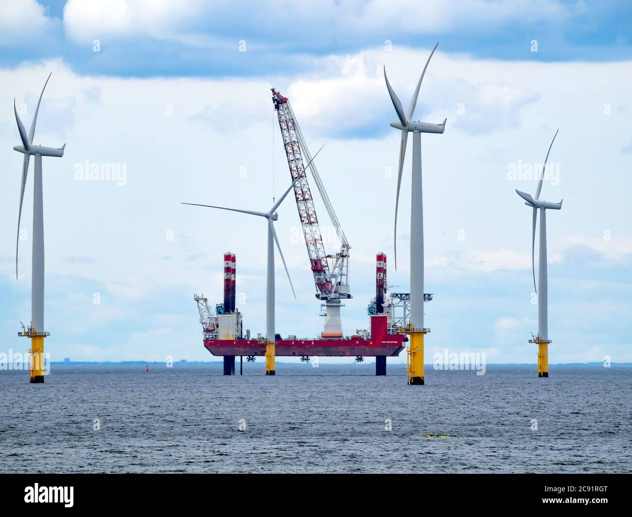 Hebeschiff Wind Enterprise in Position mit dem Kran bereit für die Wartung auf Redcar Wind Farm Juli 2020 Stockfoto