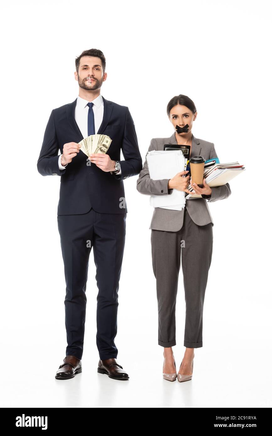 Schöner Geschäftsmann hält Dollar in der Nähe Geschäftsfrau mit Klebeband auf Mund auf weiß, Sexismus Konzept Stockfoto