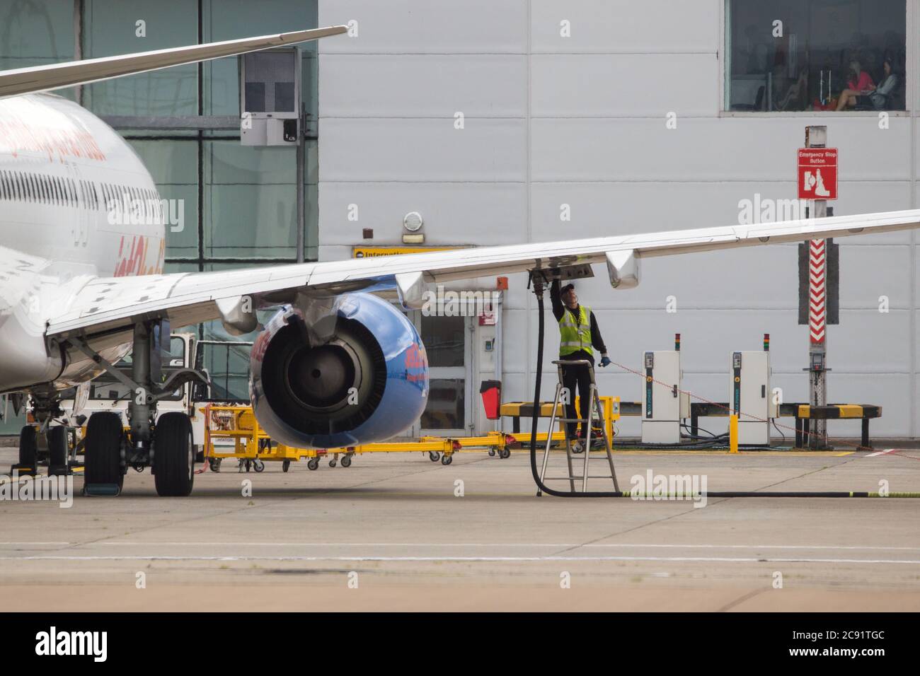Glasgow, Schottland, Großbritannien. Juli 2020. Bild: Ein Jet2-Flugzeug wird vor der Abfahrt nach sonnigeren Küsten neu betankt. Jet2 Holidays storniert heute alle Flüge nach Teneriffa, Fuerteventura, Gran Canaria, Lanzarote, Mallorca, Menorca und Ibiza, nachdem das Auswärtige Amt von nicht-wesentlichen Reisen auf die Inseln abgeraten hat. Quelle: Colin Fisher/Alamy Live News Stockfoto