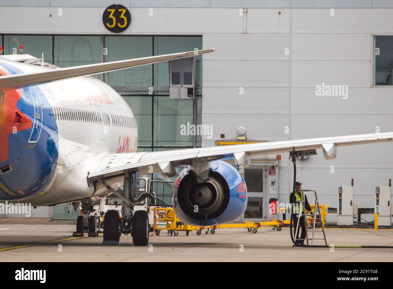 Glasgow, Schottland, Großbritannien. Juli 2020. Bild: Ein Jet2-Flugzeug wird vor der Abfahrt nach sonnigeren Küsten neu betankt. Jet2 Holidays storniert heute alle Flüge nach Teneriffa, Fuerteventura, Gran Canaria, Lanzarote, Mallorca, Menorca und Ibiza, nachdem das Auswärtige Amt von nicht-wesentlichen Reisen auf die Inseln abgeraten hat. Quelle: Colin Fisher/Alamy Live News Stockfoto