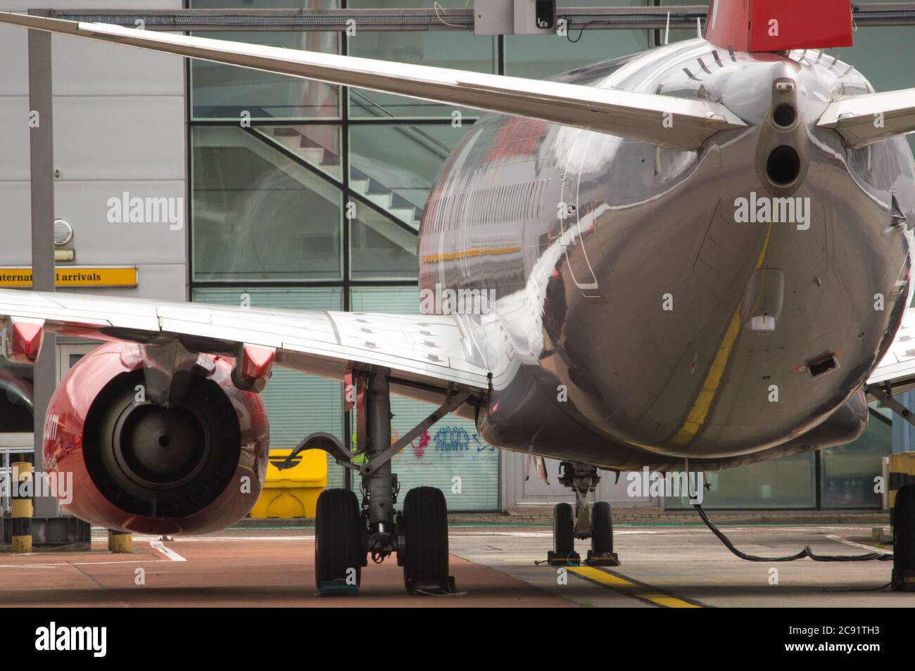 Glasgow, Schottland, Großbritannien. Juli 2020. Bild: Ein Jet2-Flugzeug wird vor der Abfahrt nach sonnigeren Küsten neu betankt. Jet2 Holidays storniert heute alle Flüge nach Teneriffa, Fuerteventura, Gran Canaria, Lanzarote, Mallorca, Menorca und Ibiza, nachdem das Auswärtige Amt von nicht-wesentlichen Reisen auf die Inseln abgeraten hat. Quelle: Colin Fisher/Alamy Live News Stockfoto
