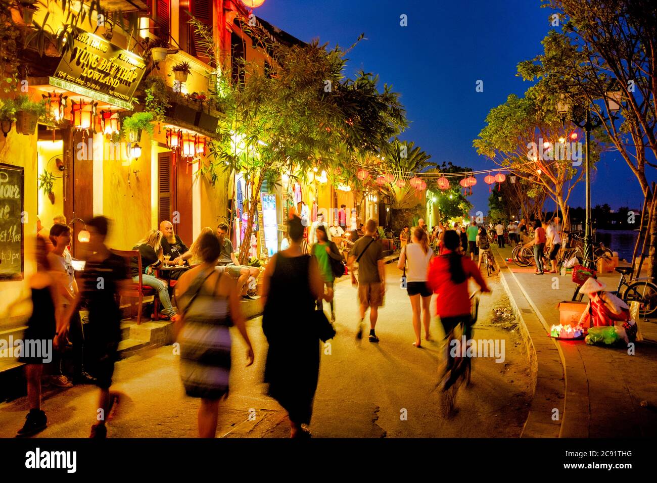 Nguyen Thai Hoc Straße in der Nacht, Hoi an, Vietnam Stockfoto