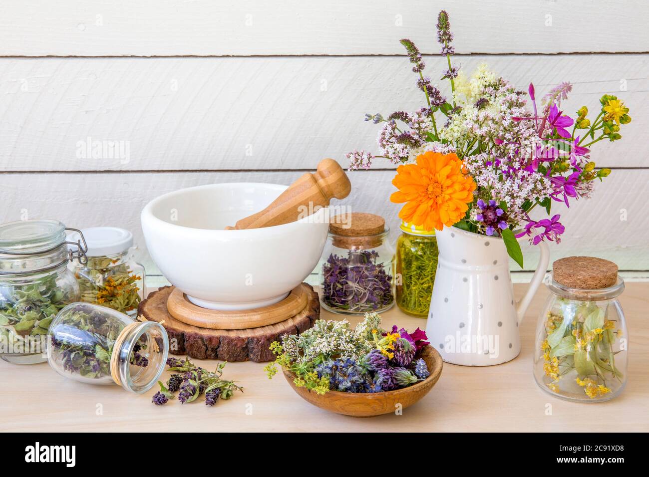 Viele verschiedene trockene pflanzliche Heilmittel Pflanzen ( Chamaenerion angustifolium, Achillea millefolium, Tilia platyphyllos, Prunella vulgaris, Equisetum arvense. Stockfoto