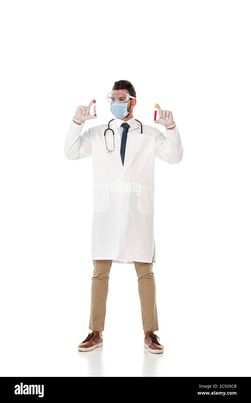 Arzt in Schutzbrille und Maske mit Reagenzgläsern mit Blutproben auf weißem Hintergrund Stockfoto